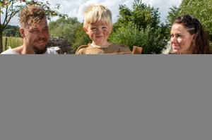 vikinge familie spilles  af skuespiller emmelie væver, og musikmekanikeren kaare væver